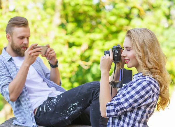 Man Och Kvinna Att Bilder Med Kamera Och Smartphone Kärlek — Stockfoto