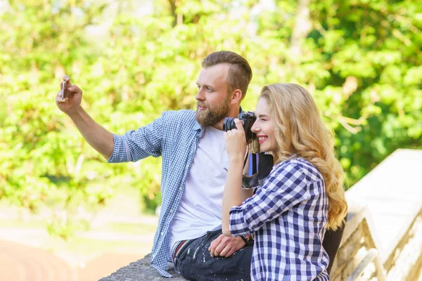 Mann Und Frau Fotografieren Mit Kamera Und Smartphone Liebe Reisen — Stockfoto