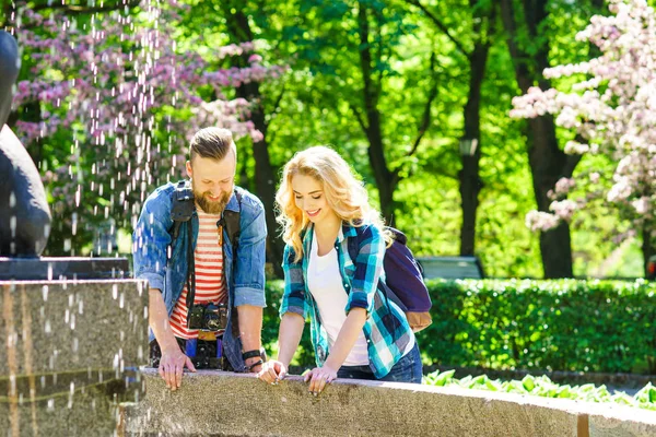 Giovane Felice Amorevole Coppia Avere Appuntamento Città Relazioni Amicizia Amore — Foto Stock