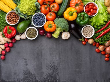 Sağlıklı yiyecekler: taze sebzeler, meyveler ve süper yiyecekler. Beslenme, diyet, vejetaryen gıda konsepti. Somut arkaplan