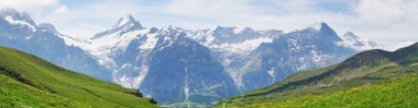 Grindelwald ve Jungfrau dağ doruklarına. Bernese highland manzara arka plan. Alpler, turizm, seyahat, seyahat ve hiking kavramı.