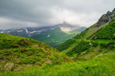 Dağ doruklarına arka plan manzara. Jungfrau, Bernese highland. Alpler, turizm yolculuk yürüyüş kavramı