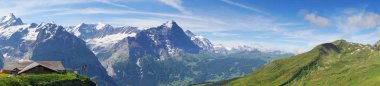 Grindelwald ve Jungfrau dağ doruklarına. Bernese highland manzara arka plan. Alpler, turizm, seyahat, seyahat ve hiking kavramı.