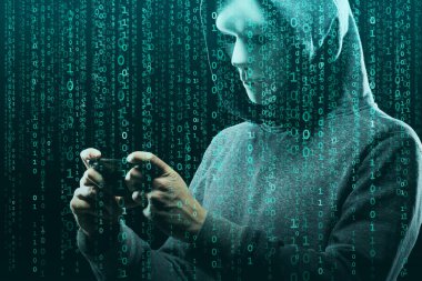 Dijital arka plan üzerinde anonim bilgisayar korsanı. Gizlenmiş karanlık yüz maskesi ve hood. Veri hırsız, internet saldırı, darknet dolandırıcılık, tehlikeli bir virüs ve siber güvenlik kavramı.