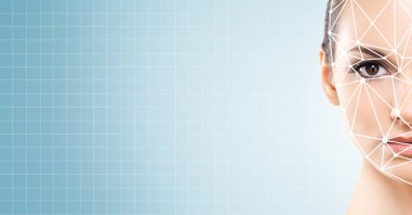 Yüzünde parlama ızgarası olan güzel bir kızın yüzü. Yüz kimliği, güvenlik, yüz tanıma, kimlik doğrulama teknolojisi konsepti.