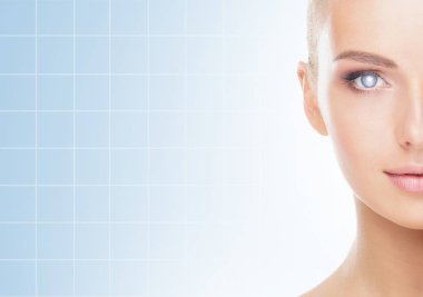 Scnanning kılavuz yüzünde çekici kadın portresi. Yüz kimliği, güvenlik, yüz tanıma, geleceğin teknolojisi kavramı.