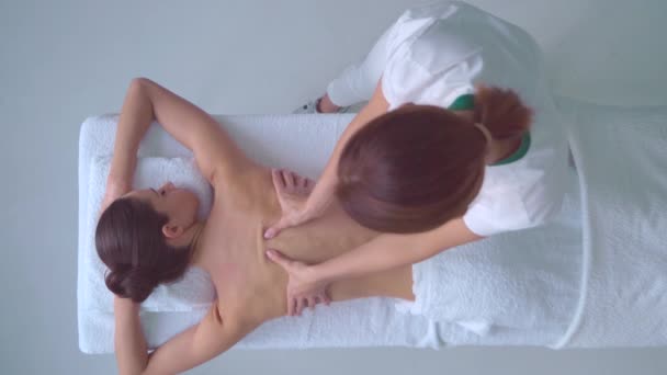 Mujer joven en el spa. Terapia curativa tradicional y tratamientos de masaje. Salud, cuidado de la piel, masajes, osteopatía y recreación . — Vídeo de stock