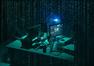 Aranan hackerlar virüs fidye yazılımını bodrumdaki bilgisayar ve dizüstü bilgisayarlarla kodluyorlar. Siber saldırı, sistem kırma ve kötü amaçlı yazılım kavramı.