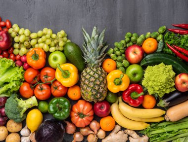 Sağlıklı yiyecekler: taze sebzeler, meyveler ve süper yiyecekler. Beslenme, diyet, vejetaryen gıda konsepti. Somut arkaplan