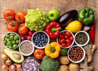 Sağlıklı yiyecekler: taze sebzeler, meyveler ve süper yiyecekler. Beslenme, diyet, vejetaryen gıda konsepti. Ahşap arkaplan