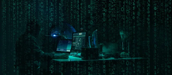 해커들이 지하실에 노트북과 컴퓨터를 사용하여 바이러스 웨어를 코딩하길 원했습니다 사이버 — 스톡 사진