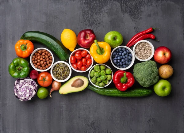 健康的な食事成分 新鮮な野菜 果物やスーパーフード ビーガンフードの概念 具体的な背景 — ストック写真