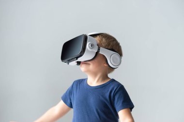 Bir sanal gerçeklik kulaklık mutlu çocuk portresi. VR kullanarak çekici çocuk evde gözlükler. Eğlence teknoloji, fütüristik gadget'lar ve nesil Z kavramı.