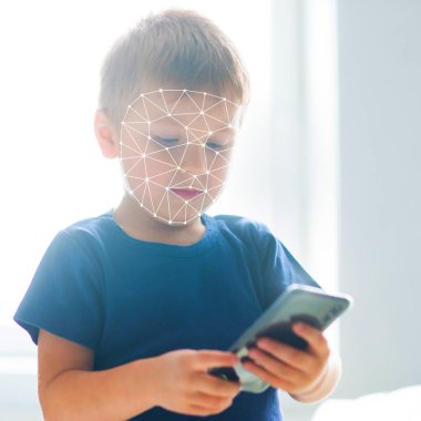 Yüz kimlik tanıma kullanarak evlat. Çocuk ile bir smartphone becerikli alet. Dijital yerli çocuk, internet ve aygıtları kavramı.