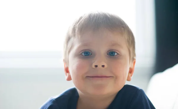 Portret Van Gelukkig Lachend Jongen Aantrekkelijk Kind Thuis Daglicht Generatie — Stockfoto