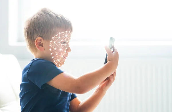 Niño Usando Reconocimiento Identificación Facial Niño Con Gadget Smartphone Concepto —  Fotos de Stock