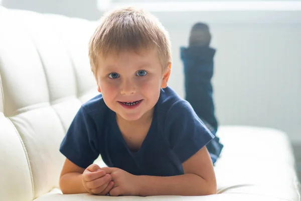 Mutlu Gülümseyen Çocuk Portresi Çekici Çocuk Evde Gün Işığı Nesil — Stok fotoğraf
