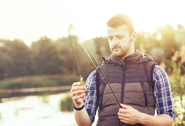 Pescador Com Fiação Isca Captura Peixe Lago Rio Homem Num — Fotografia de Stock