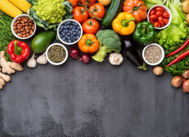 Maddeleri yeme sağlıklı: taze sebze, meyve ve superfood. Beslenme, diyet, vegan gıda kavramı