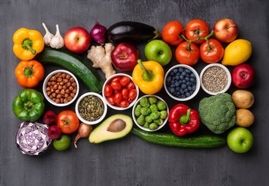Maddeleri yeme sağlıklı: taze sebze, meyve ve superfood. Beslenme, diyet, vegan gıda kavramı