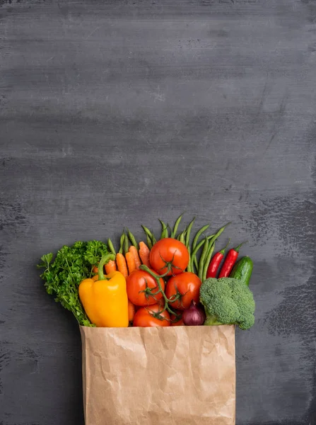 Maddeleri yeme sağlıklı: taze sebze, meyve ve superfood. Beslenme, diyet, vegan gıda kavramı