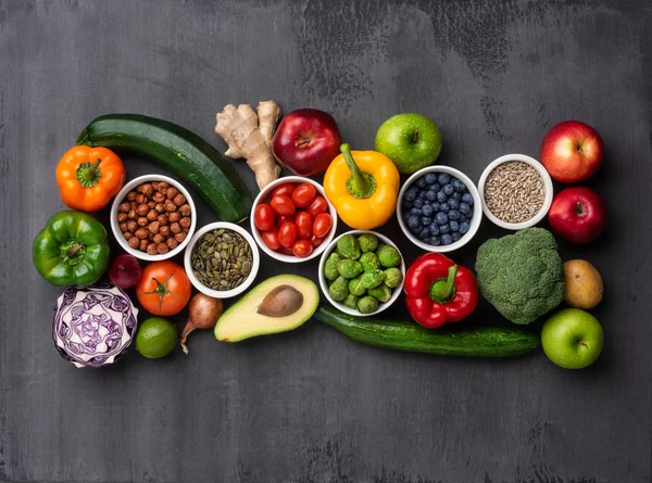 Egészséges táplálkozás összetevők: friss zöldségek, a gyümölcsök és a szuperétel. Táplálkozás, diéta, vegán étel koncepció — Stock Fotó