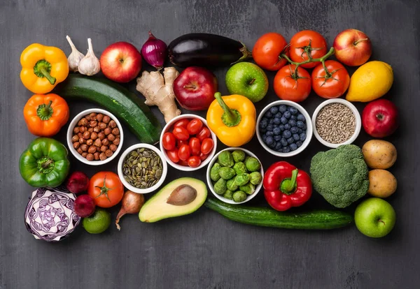 Ingredientes alimentares saudáveis: legumes frescos, frutas e superalimentos. Nutrição, dieta, conceito de comida vegana — Fotografia de Stock