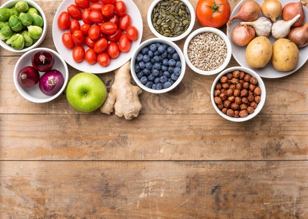 Egészséges táplálkozás összetevők: friss zöldségek, a gyümölcsök és a szuperétel. Táplálkozás, diéta, vegán étel koncepció Jogdíjmentes Stock Képek
