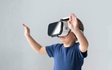 Bir sanal gerçeklik kulaklık mutlu çocuk portresi. VR kullanarak çekici çocuk evde gözlükler. Eğlence teknoloji, fütüristik gadget'lar ve nesil Z kavramı.