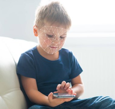 Yüz kimlik tanıma kullanarak evlat. Çocuk ile bir smartphone becerikli alet. Dijital yerli çocuk, internet ve aygıtları kavramı.