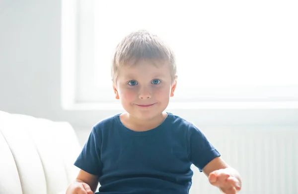 Mutlu Gülümseyen Çocuk Portresi Çekici Çocuk Evde Gün Işığı Nesil — Stok fotoğraf