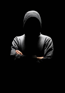 Bilgisayar korsanı beyaz maske ve kapüşonlu portresi. Gizlenmiş karanlık yüzü. Veri hırsız, internet dolandırıcılık, darknet ve siber güvenlik kavramı.