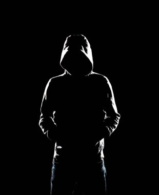 Bilgisayar korsanı hoodie portresi. Gizlenmiş karanlık yüzü. Veri hırsız, internet dolandırıcılık, darknet ve siber güvenlik kavramı.
