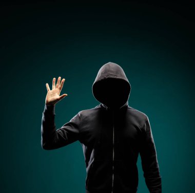 Bilgisayar korsanı hoodie portresi. Gizlenmiş karanlık yüzü. Veri hırsız, internet dolandırıcılık, darknet ve siber güvenlik kavramı.