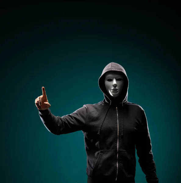 Портрет Комп Ютерного Хакера Білій Масці Светрі Спостерігається Темне Обличчя — стокове фото
