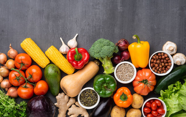 Здоровое питание: свежие овощи, фрукты и суперпродукты. Питание, диета, концепция веганской еды. Конкретный фон