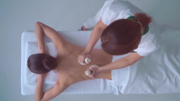 水疗中心的年轻女子传统的治疗和按摩治疗 骨病和娱乐概念 — 图库视频影像