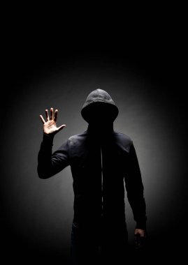 Bilgisayar korsanı hoodie portresi. Gizlenmiş karanlık yüzü. Veri hırsız, internet dolandırıcılık, darknet ve siber güvenlik kavramı.