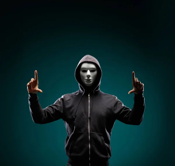 Porträt Eines Computerhackers Weißer Maske Und Kapuzenpulli Verdunkeltes Dunkles Gesicht — Stockfoto