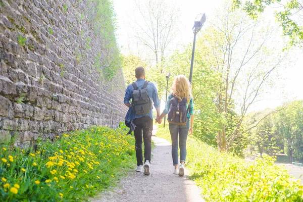 Giovani Viaggiatori Che Camminano Parco Uomo Donna Vacanza Backpackers Concetto — Foto Stock