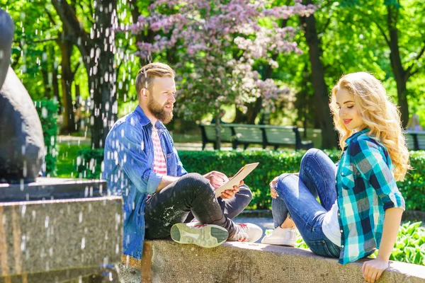 Giovane Felice Amorevole Coppia Avere Appuntamento Città Relazioni Amicizia Amore — Foto Stock