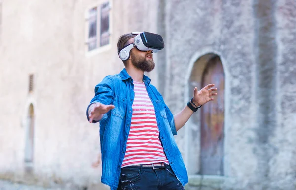 Hombre Caminando Por Calle Con Auriculares Realidad Aumentada Virtual Dispositivos — Foto de Stock