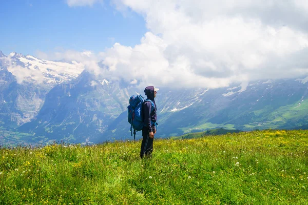 Caminhante Viajando Alpes Alpine Picos Paisagem Fundo Jungfrau Planalto Bernês — Fotografia de Stock