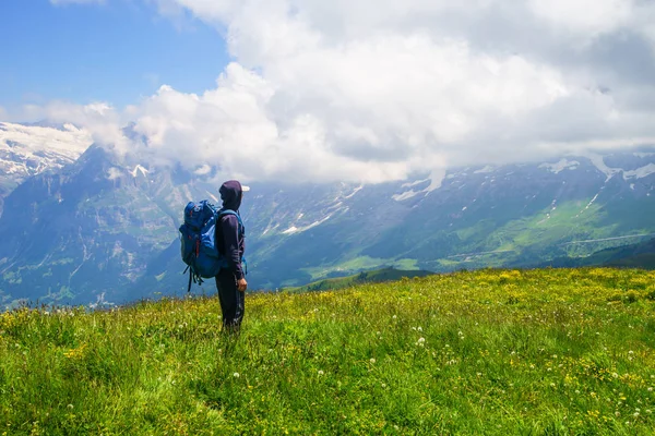 Turista Cestuje Alpách Alpské Vrcholy Krajinné Pozadí Jungfrau Bernese Highland — Stock fotografie