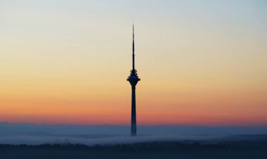 Gün batımında Tallinn televizyon kulesi. Güzel manzara