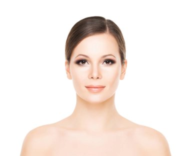 Güzel genç kadın ile pürüzsüz bir cilt. Spa portre üzerinde beyaz izole