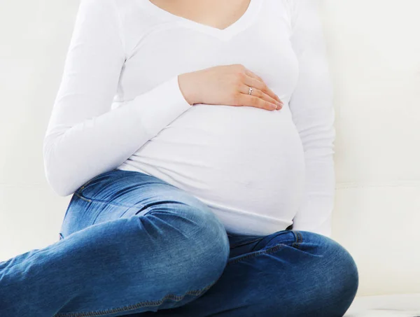 Primer Plano Hermosa Barriga Joven Atractiva Madre Embarazada —  Fotos de Stock