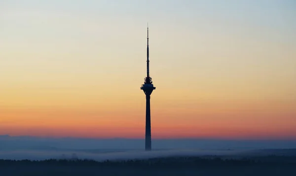 塔林电视塔在夕阳下 美丽的风景 — 图库照片