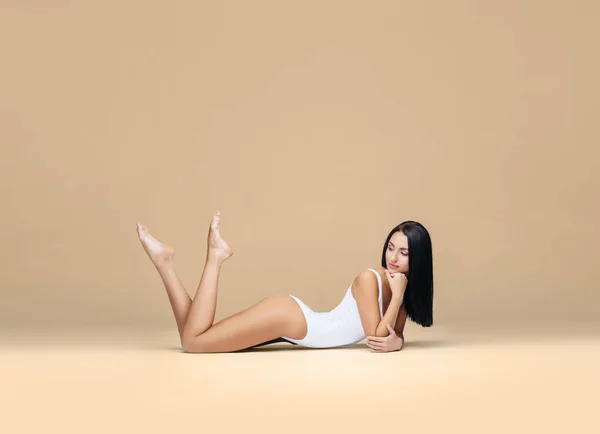 Atrakcyjny Sportowy Kobieta Stwarzających Biały Strój Kąpielowy Sprawny Wysportowane Ciało — Zdjęcie stockowe