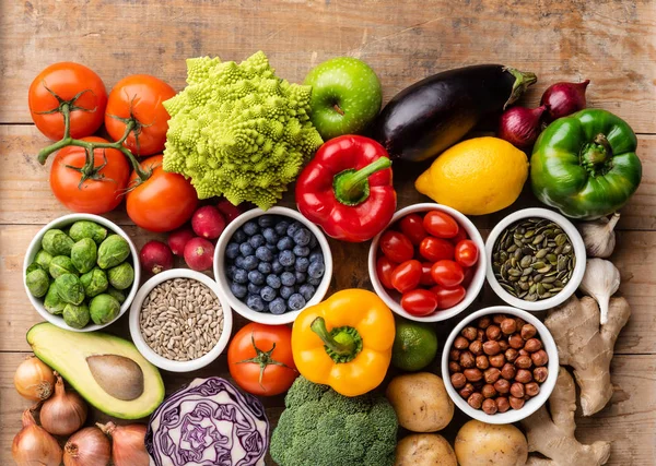健康的な食事成分 新鮮な野菜 果物やスーパーフード ビーガンフードの概念 木造背景 — ストック写真